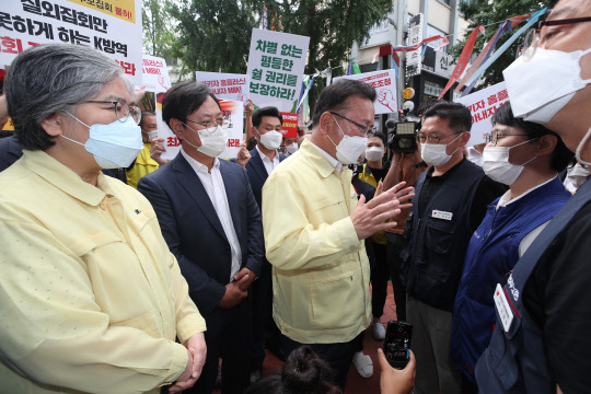 지난 2일 김부겸 국무총리가 정은경 중앙방역대책위원장과 함께 민주노총을 방문, 코로나19 확산의 기로에 서 있는 중차대한 시기임을 고려해 주말 대규모 집회 자제를 요청하는 모습. 그러나 민주노총은 다음날인 3일 서울 종로 일대에서 기습집회를 강행했다. 연합뉴스.